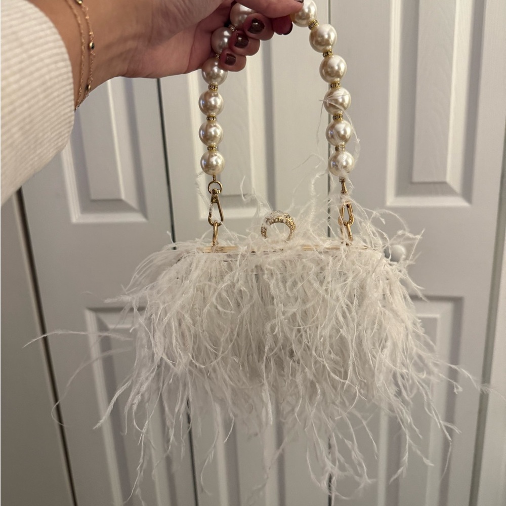 Moda Luxe White Feathered Clutch with Pearl Handle